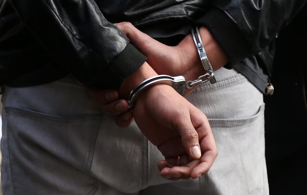 一名男子被戴上手銬