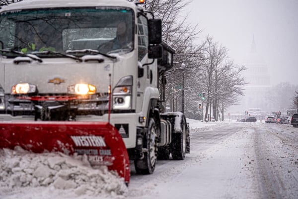 2025年1月6日，美國首都華盛頓，一輛鏟雪車在冬季暴風雪中行駛