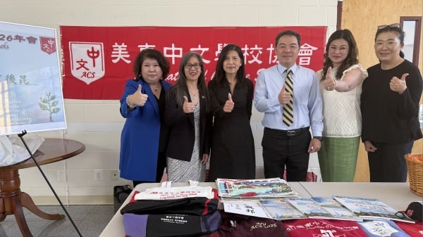 图片：（右起）美东中文学校协会第51届会长汪良元、马州州长亚太裔事务委员会王佩莲、大华府地区中文学校联谊会总干事黎秀桂、华府文教中心主任黄正杰、美东中文学校协会现任会长林美华以及美东中文学校协会第五区理事周菊君合影。（由台湾《侨务电子报》提供）