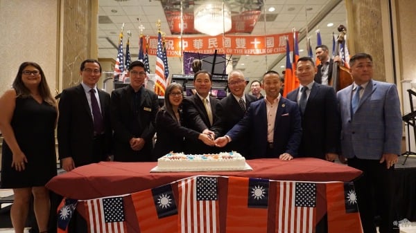 图片1: 马州台美协会会长李智源与贵宾们一起切蛋糕，祝福中华民国生日快乐。（由侨务电子报提供）