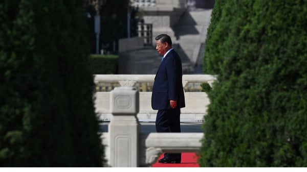 2025年9月30日，中国国家主席习近平在北京天安门广场举行的烈士纪念日敬献花圈仪式上，步行前往人民英雄纪念碑。