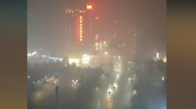 湖南嶽陽煙霧瀰漫致人頭暈官稱燒秸稈所致遭懟(圖)