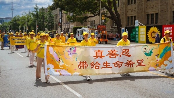 2025年7月13日，加拿大東部上千名法輪功人士在多倫多市中心舉行720反迫害26週年大型煉功、集會和遊行（看中國特約攝影Jerry攝）(16:9)