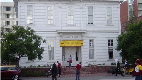1880年建造，Widney Alumni House是南加大原始的建筑，该建筑曾经被重新移动过两次