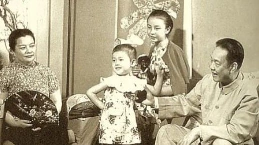 京劇大師周信芳和他的一家人的命運