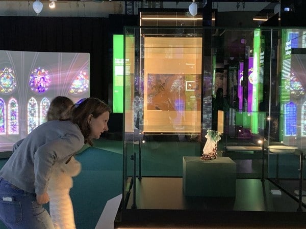 故宫在捷克国家博物馆推出“故宫文物百选及其故事”展，当地民众欣赏人气文物“翠玉白菜”。