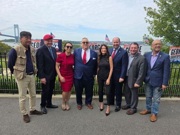 从左到右：Dick Chung、共和党市长候选人 Curtis Sliwa、Heidi Chan-Sarantopoulos（乔治的妻子）、市议员 Inna Vernikov、市议员 David Carr、市议员 Frank Morano 和竞选第23区市议员的 Bernie Chow。（图片由George Sarantopoulos提供）