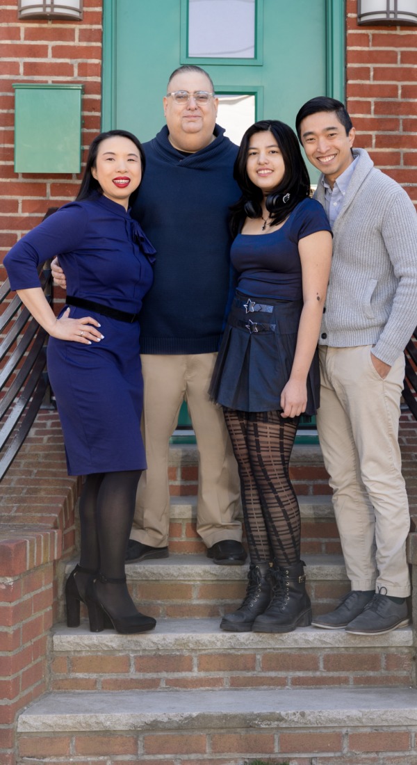 George Sarantopoulos（左二）与妻子Heidi（左一）和孩子们合影。（George Sarantopoulos提供）