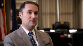 弗州检察总长选战辩论：简讯丑闻震撼全场(图)