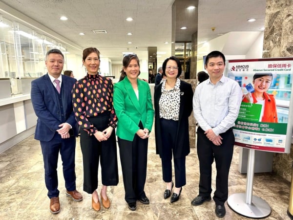 國寶銀行管理人員合影(從左至右），Alvin Lee (李嘉晉)-Loan Sales Director，Vera Sung (孫儀芬)–Director，Jill Sung (孫儀文)–President/CEO， Grace Law(羅晶雅)–VP-Retail Branch Operations，Ken Situ(司徒燦禮)–Service Manager （圖片由國寶銀行提供。）