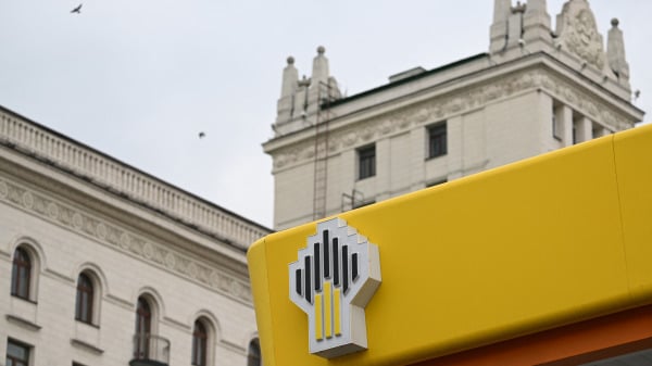 2025年10月23日，莫斯科一家俄罗斯石油公司（Rosneft）加油站的广告看板。