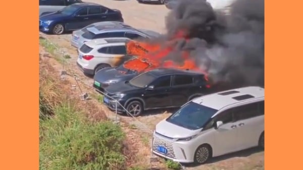 福建1電車自燃7台車陪葬有些被燒至僅剩車架(圖)