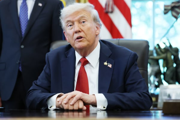 2025年10月6日，美国总统川普（Donald Trump）在白宫椭圆形办公室发表讲话。