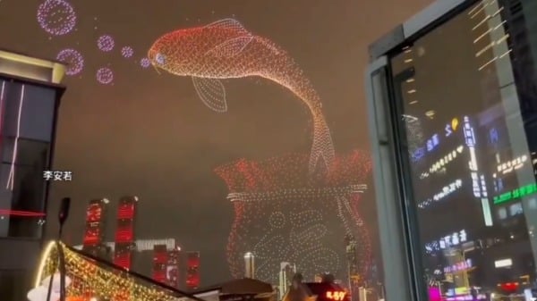 10月6日中秋节，重庆举办无人机表演，夜空中出现巨幅锦鲤图案。