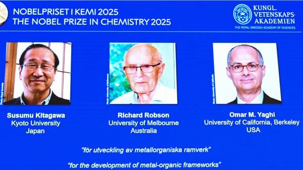 2025 年诺贝尔化学奖得主的照片出现在 2025 年 10 月 8 日于瑞典斯德哥尔摩皇家科学院举行的新闻发布会上，萤幕显示获奖者的照片。 (从左到右) 北川进 (日本)、英国出生的理查德罗布森和奥马尔．M．亚吉 (美国约旦)。