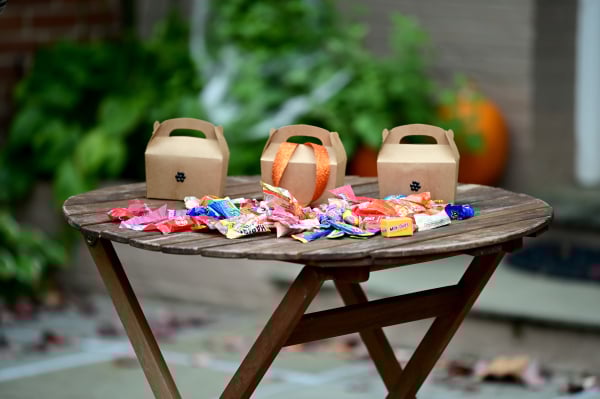 2020年10月31日：喬治城社區戶外設置的無接觸萬聖節糖果展示區。