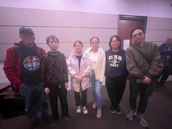 《国有器官》华人观众、部分中国民主党加拿大委员会党员在多伦多大学Robarts图书馆放映厅门前合影（看中国摄）