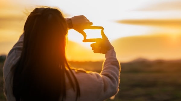 背影 女子 陽光 夕陽 400811033
