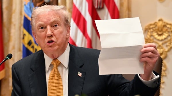 2025年11月7日：美國總統川普在白宮內閣會議室與匈牙利總理維克托．歐爾班共進午餐時，展示了一份法案清單。川普和歐爾班討論了烏克蘭戰爭、匈牙利購買俄羅斯石油以及歐洲關係等議題。（Roberto Schmidt/Getty Images)