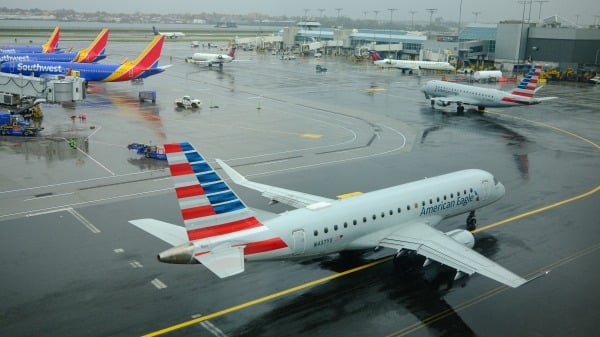 川普要发1万美元奖金奖给坚守岗位空管员(图)