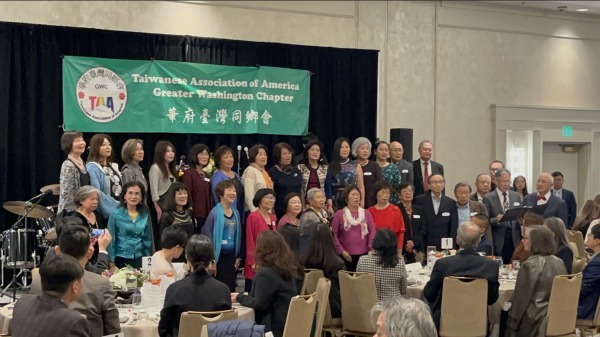 华府台湾合唱团也带来美妙乡音，演唱〈游子回乡〉和〈一的炒米香〉