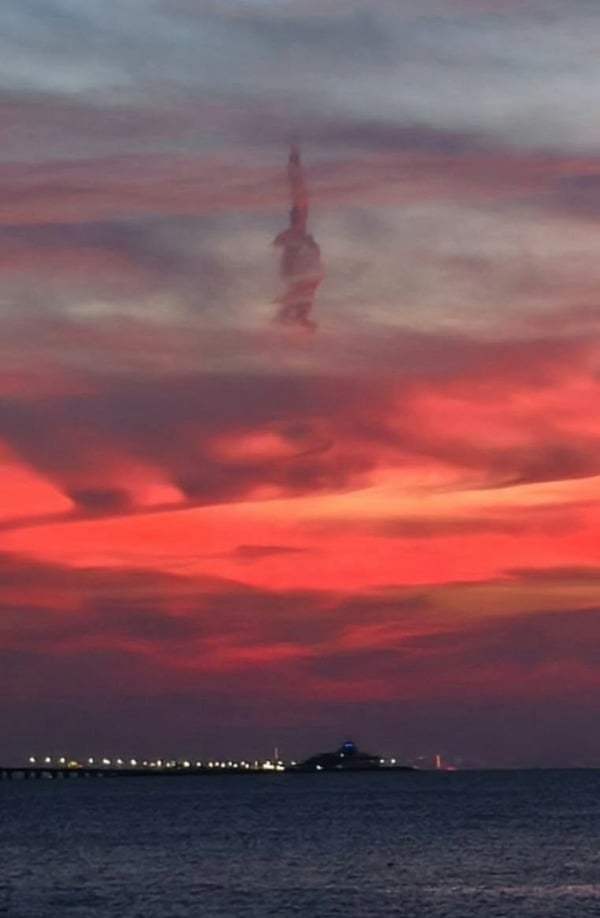 更有細心的網友放大對比後發現——這個人形雲影的面部輪廓、髮型、身形比例，竟與中共黨魁習近平驚人地相似！