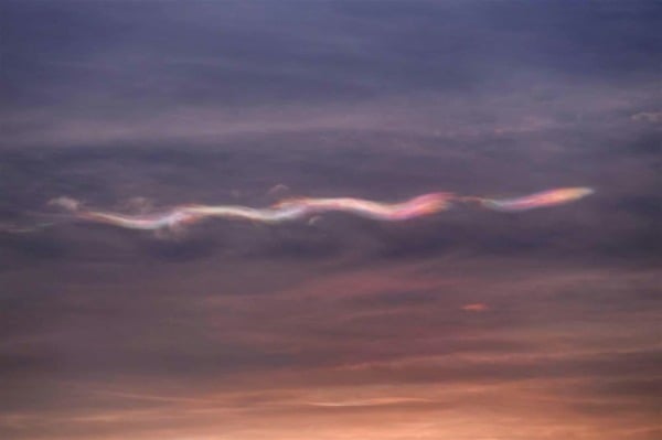 11月9日，有許多香港市民在黃昏期間，看到有一條彩龍在天上飛，嘖嘖稱奇，有人高呼「龍歸來，香港復興！