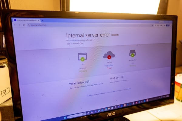 2025年11月18日，加利福尼亞州拉法葉市。在Cloudflare服務中斷期間，電腦屏幕顯示訪問網頁時出現的Cloudflare錯誤提示。