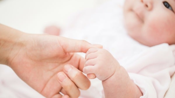 孩子从小“跟谁睡”好自己睡好(组图)