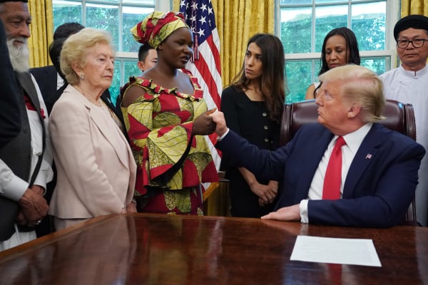 2019年7月17日，美国总统唐纳德·川普在白宫椭圆形办公室接待来自全球17个国家的宗教迫害幸存者，并与埃丝特·比特鲁斯握手，她于2014年在尼日利亚被博科圣地绑架。