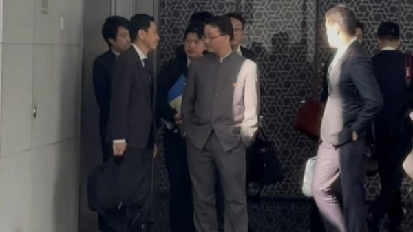 刘劲松“双手插兜”