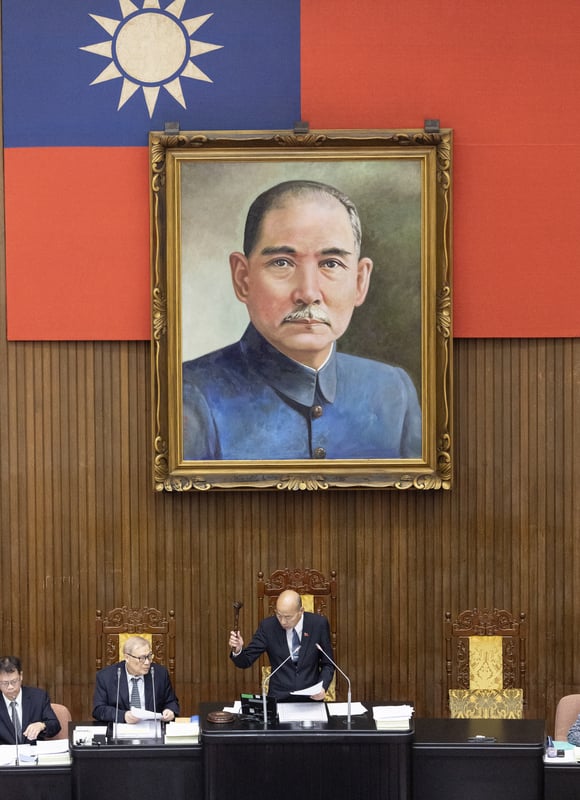 立法院會21日下午處理攸關公投綁大選的公投法第23條條文修正草案，立法院長韓國瑜（中）敲槌宣布三讀通過。