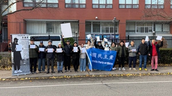 2025年11月23日，中国民主党加拿大委员会部分党员在多伦多中领馆前举行纪念白纸运动三周年活动。（刘岩提供）