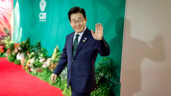 2025年11月23日，韓國總統李在明抵達約翰尼斯堡納斯雷克展覽中心，出席二十國集團領袖高峰會隔天會議。 ）