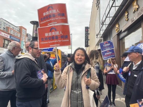 ​​​​​​​庫默的華裔支持者朱雅婷女士。（攝影/看中國/Judy)  