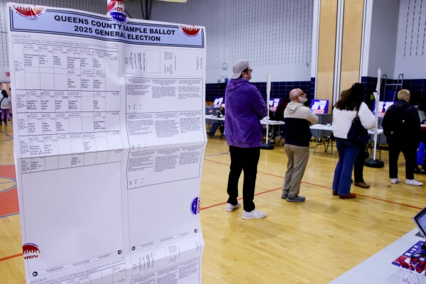 2025年11月4日，紐約市皇后區弗蘭克．辛納屈藝術學校投票站內，選民正在投票。