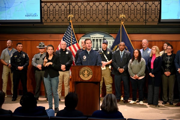 2025年11月4日，肯塔基州州长安迪・贝希尔在路易斯维尔市政厅就UPS货运飞机坠毁事件召开新闻发布会。