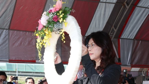 国民党主席郑丽文出席“秋祭追思慰灵大会”，但因名单中包括曾为中共地下党员的吴石，引发政治风暴与舆论争议。