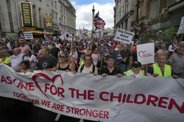 2025年6月28日：英國民眾舉著「為了孩子團結一心」的橫幅在倫敦街頭遊行。