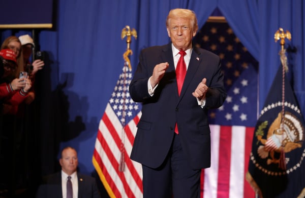 2025年12月9日：美国总统川普抵达蒙特艾里赌场度假村（Mount Airy Casino Resort）发表讲话。川普在活动中讨论了其政府的经济议程及降低生活成本的努力。