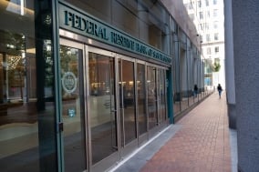 美联储降息25基点并重启购债美股应声暴涨(图)