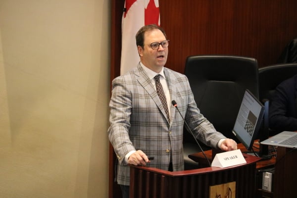 图为出版商巴克森代尔发言