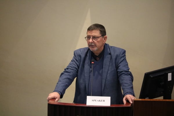 图为前加拿大皇家骑警项目负责人克莱门特发言