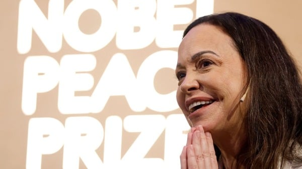 诺贝尔和平奖得主马查多冒死突围领奖川普同日扣船施压马杜罗(图)