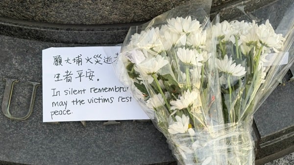 旅居在华府的港人和活动人士以鲜花、烛光和连侬墙的方式，表达对日前香港大埔火灾逝者的哀思，并提出4大诉求。