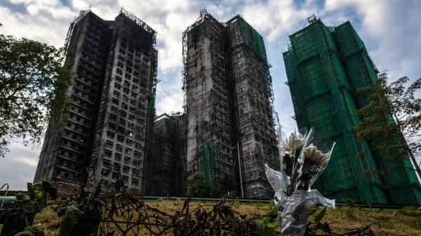 图为宏福苑公寓大楼前摆放着鲜花悼念。（图片来源：FONG / AFP via Getty Images）