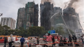 宏福苑大火灾民揭看电视才知港府安排(图)