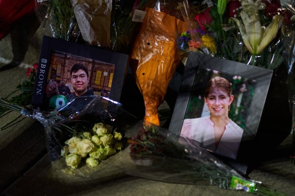 2025年12月15日，在美国罗德岛州普罗维登斯的布朗大学附近，一处临时悼念点摆放着大规模枪击案遇难者穆罕默德·阿齐兹·阿穆尔佐科夫（Mukhammad Aziz Amurzokov）和艾拉·库克（Ella Cook）的裱框照片。