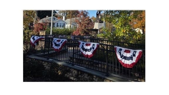 “holiday bunting”，中文可译作节日饰幔、装饰帷幔或花饰幔