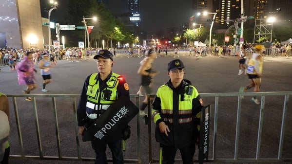 台北馬拉松21日上午在台北市政府廣場前起跑，現場 警察配警盾戒備。